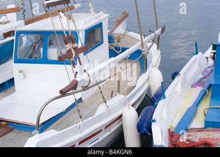 Ein kleines Fischerboot vor Anker im Hafen von Foinix Stadt Insel Siros Kykladen Ägäis Griechenland Stockfoto