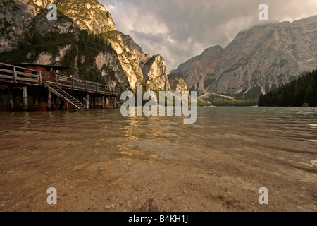 Pier mit Boot am See Prags Pustertal in Südtirol Italien Stockfoto