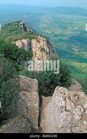 Blick vom Gipfel des Pic St. Loup in der Region Languedoc-Roussillon im Süden Frankreichs Stockfoto