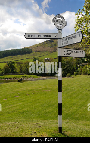 Ruhigen friedlichen Teil von Wharfedale nahe Burnsall nahe Grassington North Yorkshire England UK Stockfoto