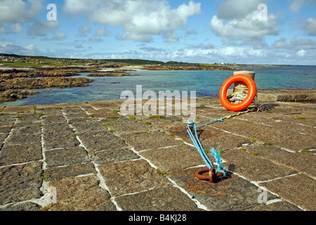 Eine gefesselte Rettungsring auf Skerryvore Leuchtturm Pier, Hynish, Insel Tiree, Inneren Hebriden, Schottland, UK Stockfoto