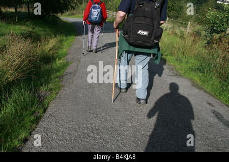 zwei Menschen zu Fuß auf Weg von Mount Snowdon in Wales Großbritannien Stockfoto