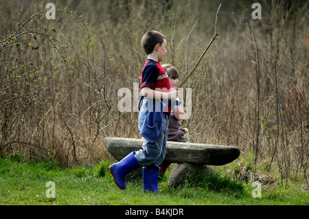 Ein Junge und ein Mädchen spielen in einem park Stockfoto