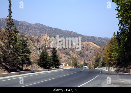 EINE von THE gute Straßen führt bis THE MOUNTAIN AT Troodos National Forest Park liegt im Zentrum der Insel. Stockfoto