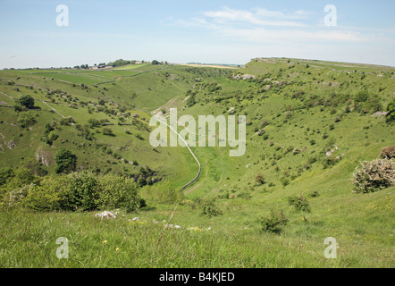 Ein Blick auf Cressbrook Dale in Derbyshire Peak District in England Stockfoto