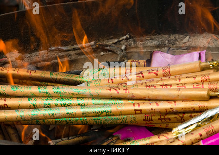 Gebrauchte Räucherstäbchen sind bei einem Brand, Leshan Tempel, China verbrannt. Stockfoto