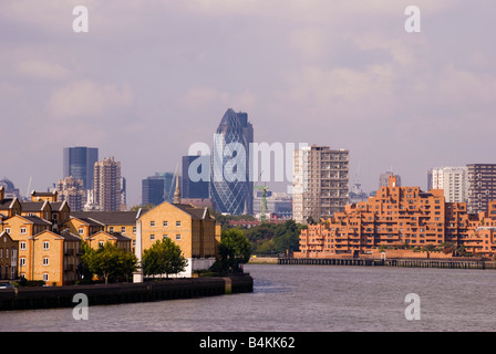 Blick von Canary Wharf, London entlang der Themse in Richtung Stadt. Stockfoto