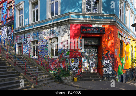 Graffiti und Wand Kunst zu decken, ein Geschäft und Wohnungen in der St. Pauli-Bezirk Hamburg-Deutschland Stockfoto