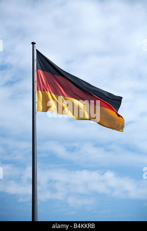 Deutsche Flagge vor dem Reichstag, Berlin, Deutschland Stockfoto