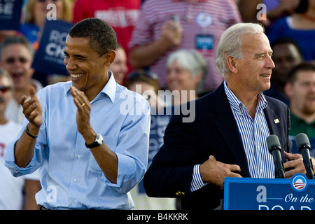 Barack Obama und Joe Biden geben eine Rede vor Anhängern in Dublin Coffman High School in Dublin OH USA. Stockfoto