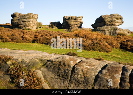 Blick auf drei Gritstone-Brocken, bekannt als die drei Schiffe am birchenfarbig Rand im Peak District in Derbyshire Stockfoto