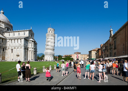 Menschen posieren für Fotos vor dem Dom und dem schiefen Turm, Piazza dei Miracoli, Pisa, Toskana, Italien Stockfoto