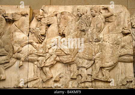 Reliefblock aus altgriechischem Marmor aus dem Nordfries des Parthenon, der temperamentvolle junge Reiter bei der panathenaischen Kavallerie-Prozession darstellt, Stockfoto