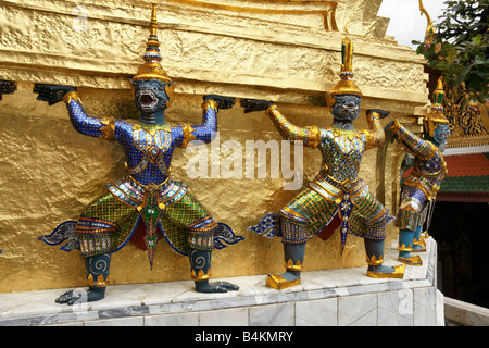 Drei heftige Figuren von Fabelwesen auf Tempel Stockfoto