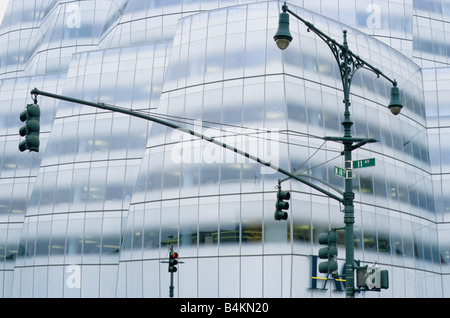 Gehrys IAC Welt HQ in der Chelsea-Viertel von Manhattan, New York, Detail der Fassade mit Laternenpfahl Architekt. Stockfoto