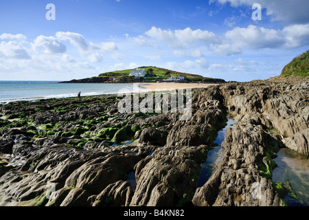 Einen Blick über die Felsen in Richtung "Burgh Island" von Bigbury auf Meer, Devon, UK Stockfoto