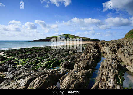 Einen Blick über die Felsen in Richtung "Burgh Island" von Bigbury auf Meer, Devon, UK Stockfoto