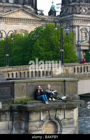Ein paar sitzt auf der Bodestrasse-Brücke, Berlin, Deutschland Stockfoto