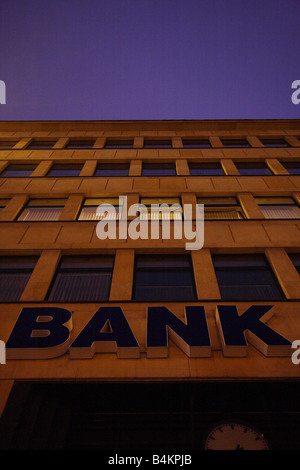 A ausgeschaltet Leuchtreklame BANK auf ein Gebäude Stockfoto