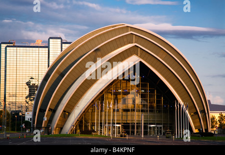 Das Clyde Auditorium lokal bekannt als das Gürteltier und Crowne Plaza Hotel bei Sonnenaufgang, Glasgow, Schottland. Stockfoto