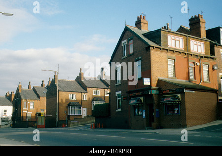 Leeds, Rücken an Rücken Häuser und Tante-Emma-Laden in Kirkstall Abbey Road. Stockfoto