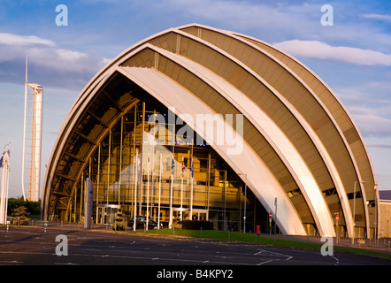 Das Clyde Auditorium lokal bekannt als das Gürteltier und Glasgow Tower bei Sonnenaufgang, Glasgow, Schottland. Stockfoto