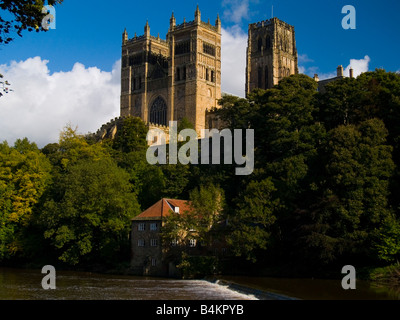 Die Antike und die meisten prächtige Kathedrale von Durham - ein UNESCO-Welterbe mit Blick auf den Fluss zu tragen. Stockfoto