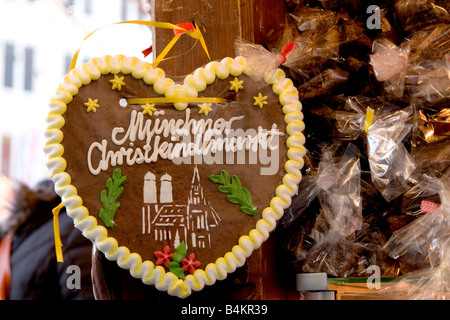 EU DE Deutschland Bayern München Christkindlmarkt am Marienplatz Weihnachtsmarkt Lebkuchenherz Stockfoto