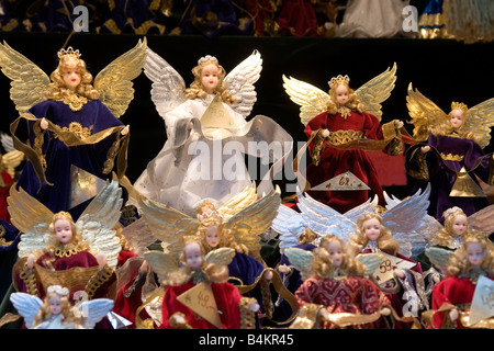EU DE Deutschland Bayern München Christkindlmarkt am Marienplatz Weihnachten Markt Kunsthandwerk Weihnachtsengel Stockfoto
