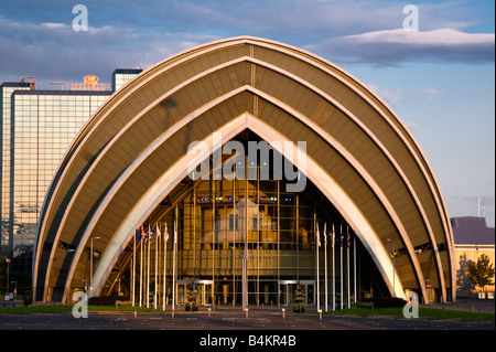 Das Clyde Auditorium lokal bekannt als das Gürteltier und Crowne Plaza Hotel bei Sonnenaufgang, Glasgow, Schottland. Stockfoto
