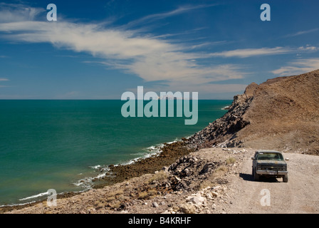 Pickup-Truck auf unbefestigten Straße am Meer von Cortez Küste südlich von Puertecitos Baja California Mexiko Stockfoto