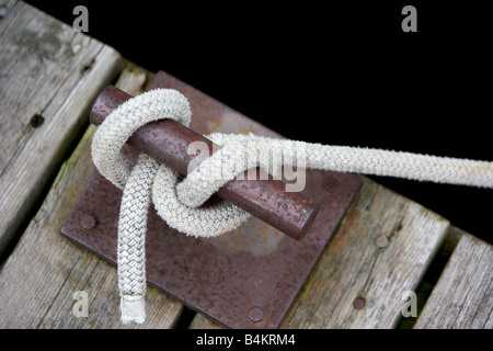 Eine grundlegende Segeln Knoten an einem Dock Seil Kupplung. Stockfoto