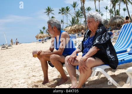 Zwei alte Menschen sitzen auf Punta Cana Beach in Dominikanische Republik Stockfoto