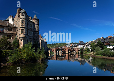 Das Fluss-Seite-Schloss in Espalion Stockfoto