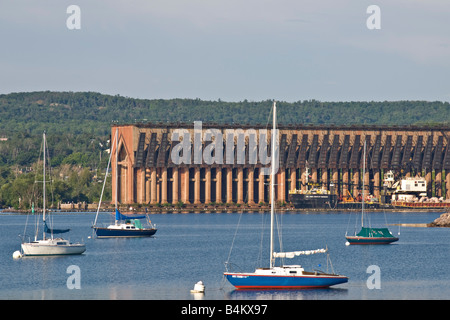 Segelboote zu senken, Hafen und Innenstadt von Marquette, Michigan Stockfoto