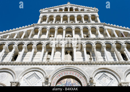 Westfassade des den Duomo, Piazza dei Miracoli, Pisa, Toskana, Italien Stockfoto