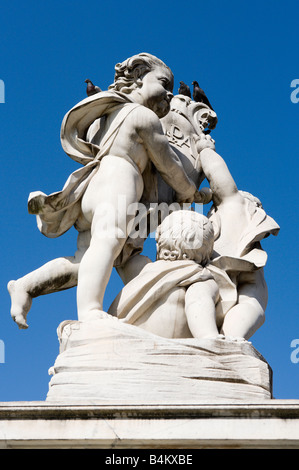 Statue auf die Fontana dei Putti, Piazza dei Miracoli, Pisa, Toskana, Italien Stockfoto