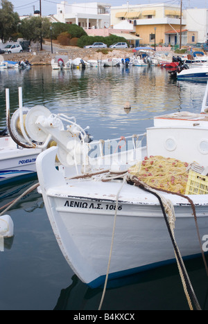 Ein kleines Fischerboot vor Anker im Hafen von Foinix Stadt Insel Siros Kykladen Ägäis Griechenland Stockfoto