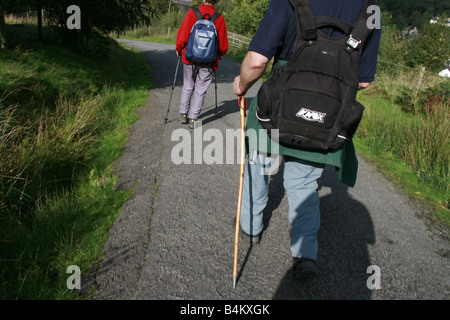 zwei Menschen zu Fuß auf Weg von Mount Snowdon in Wales Großbritannien Stockfoto