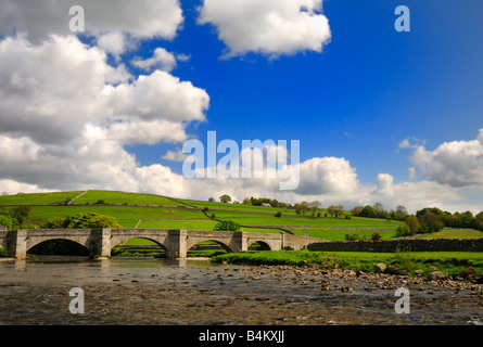 Ruhigen friedlichen Teil von Wharfedale nahe Burnsall nahe Grassington North Yorkshire England UK Stockfoto