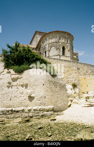 Talmont-Sur-Gironde, Frankreich, C12 Apsis der Kirche St Radegonde, gesehen vom darunter liegenden Strand. Stockfoto