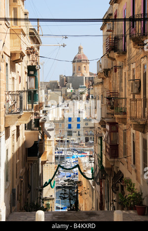 "Triq Il Macina", eine typische Straße in Senglea, Malta. Stockfoto
