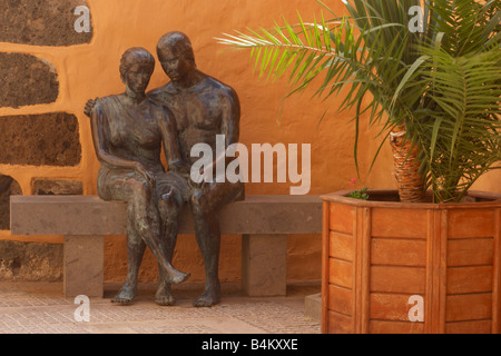 Aspectos del Amor (Aspekte der Liebe) Statue in Aguimes auf Gran Canaria auf den Kanarischen Inseln. Stockfoto