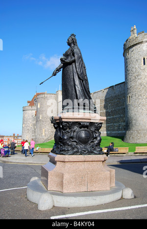 Statue der Königin Victoria und Schloss Windsor, Windsor, Berkshire, England, Vereinigtes Königreich Stockfoto