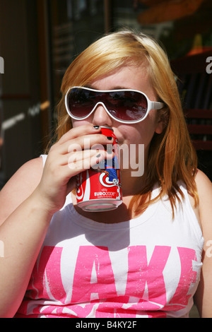 Teenager-Mädchen eine Limonade trinken Stockfoto