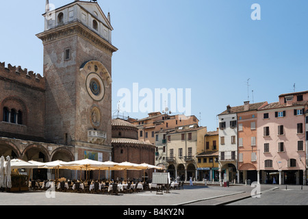 Restaurant außerhalb der Palazzo della Ragione mit der Rotonda Kirche Recht, Piazza Dell Erbe, Mantua, Lombardei, Italien Stockfoto