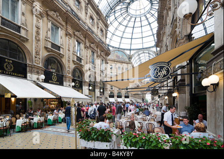 Restaurants und Cafés in der Galleria Vittorio Emmanuele II (entworfen von Guiseppe Mengoni), Mailand, Lombardei, Italien Stockfoto