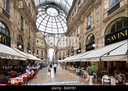 Restaurants (darunter Savini) in der Galleria Vittorio Emmanuele II, Mailand, Lombardei, Italien Stockfoto