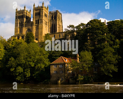 Die historischen und antiken Majestät, die Kathedrale von Durham, mit Blick auf den Fluss zu tragen ist Stockfoto