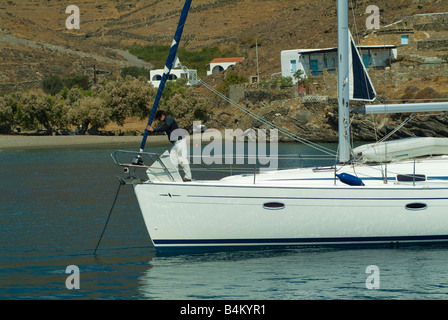 Eine Bavaria 42 Cruiser Charteryacht in Região Bay Insel Kithnos Kykladen Ägäis Griechenland verankert Stockfoto